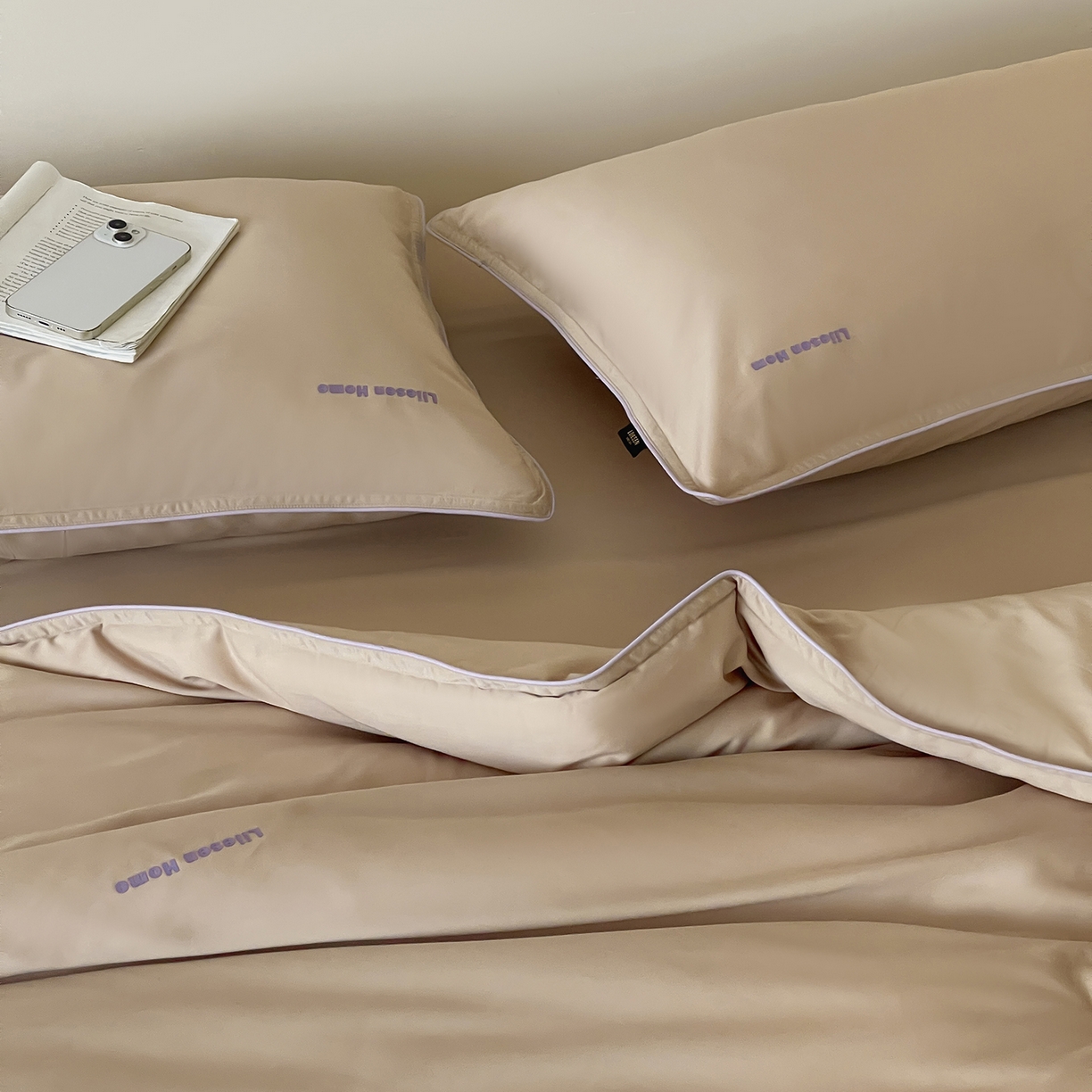 91家纺网 家纺一手货源 找家纺 丽笙被芯 2025新款秋冬亲肤舒适80S超细旦天丝棉微磨毛素色可水洗懒人被-场景二 经典咖