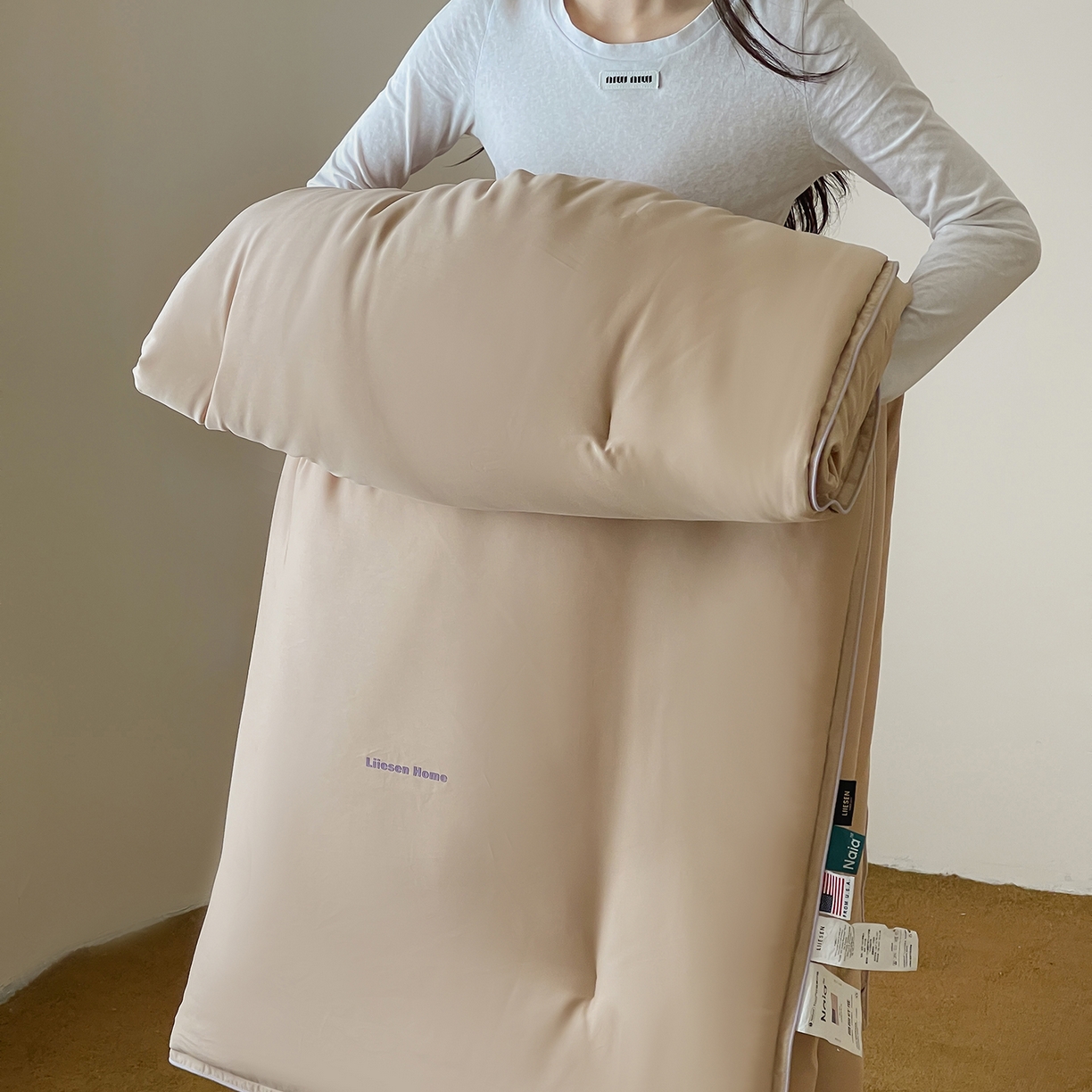 91家纺网 家纺一手货源 找家纺 丽笙被芯 2025新款秋冬亲肤舒适80S超细旦天丝棉微磨毛素色可水洗懒人被-场景二 经典咖