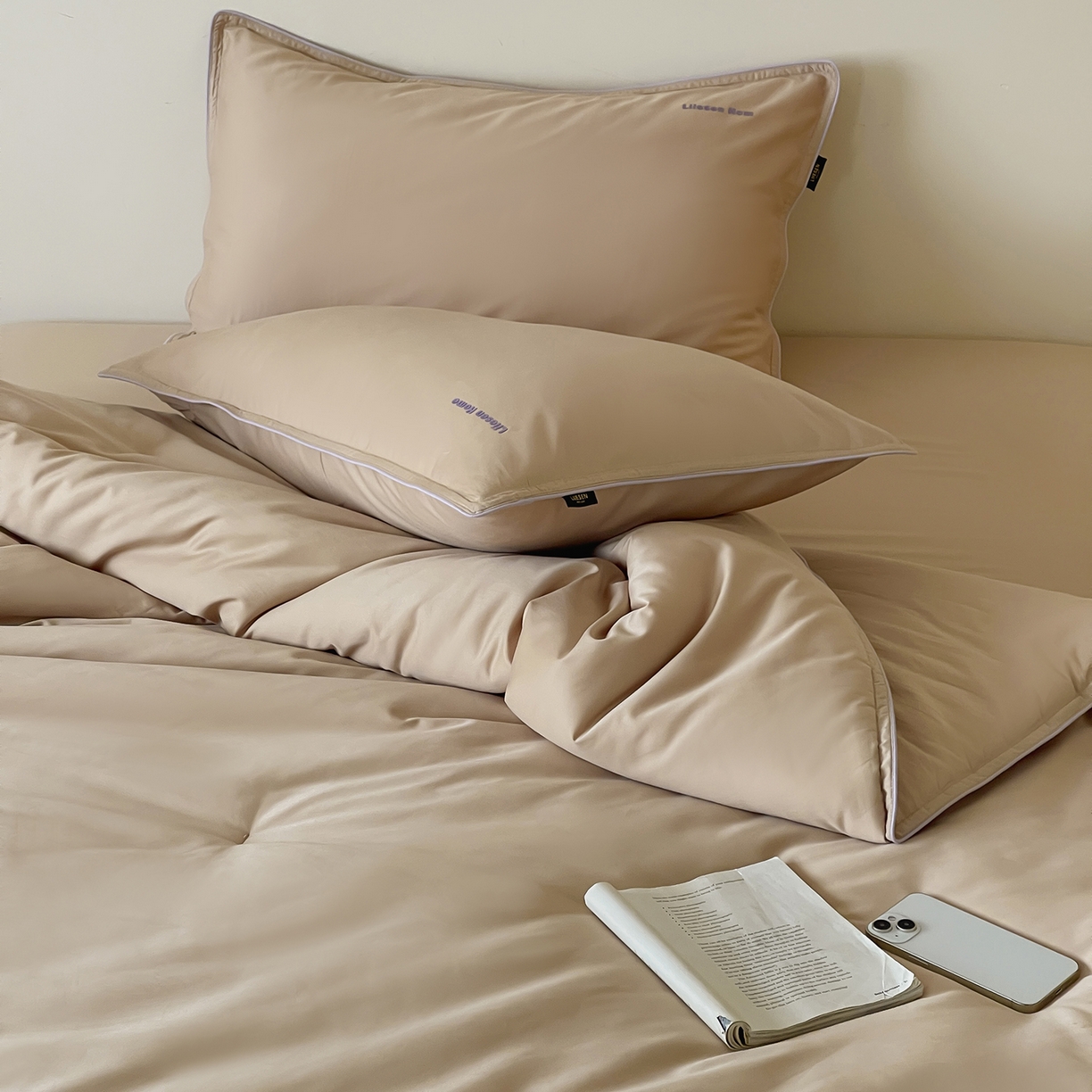 91家纺网 家纺一手货源 找家纺 丽笙被芯 2025新款秋冬亲肤舒适80S超细旦天丝棉微磨毛素色可水洗懒人被-场景二 经典咖