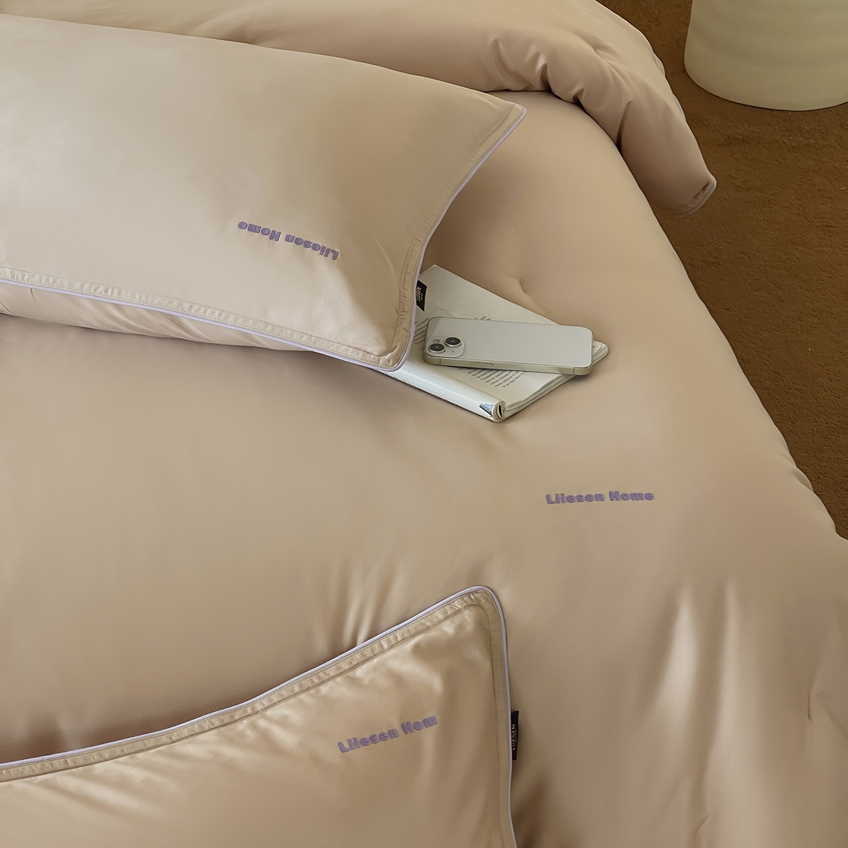 91家纺网 家纺一手货源 找家纺 丽笙被芯 2025新款秋冬亲肤舒适80S超细旦天丝棉微磨毛素色可水洗懒人被-场景二 经典咖