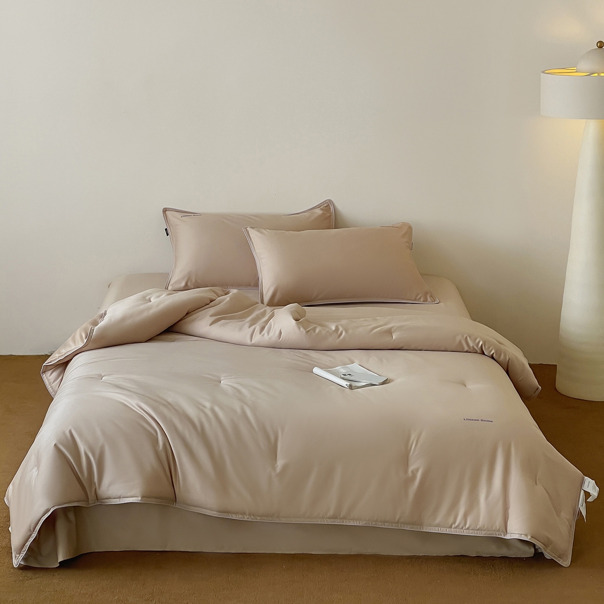 91家纺网 家纺一手货源 找家纺 丽笙被芯 2025新款秋冬亲肤舒适80S超细旦天丝棉微磨毛素色可水洗懒人被-场景二 经典咖