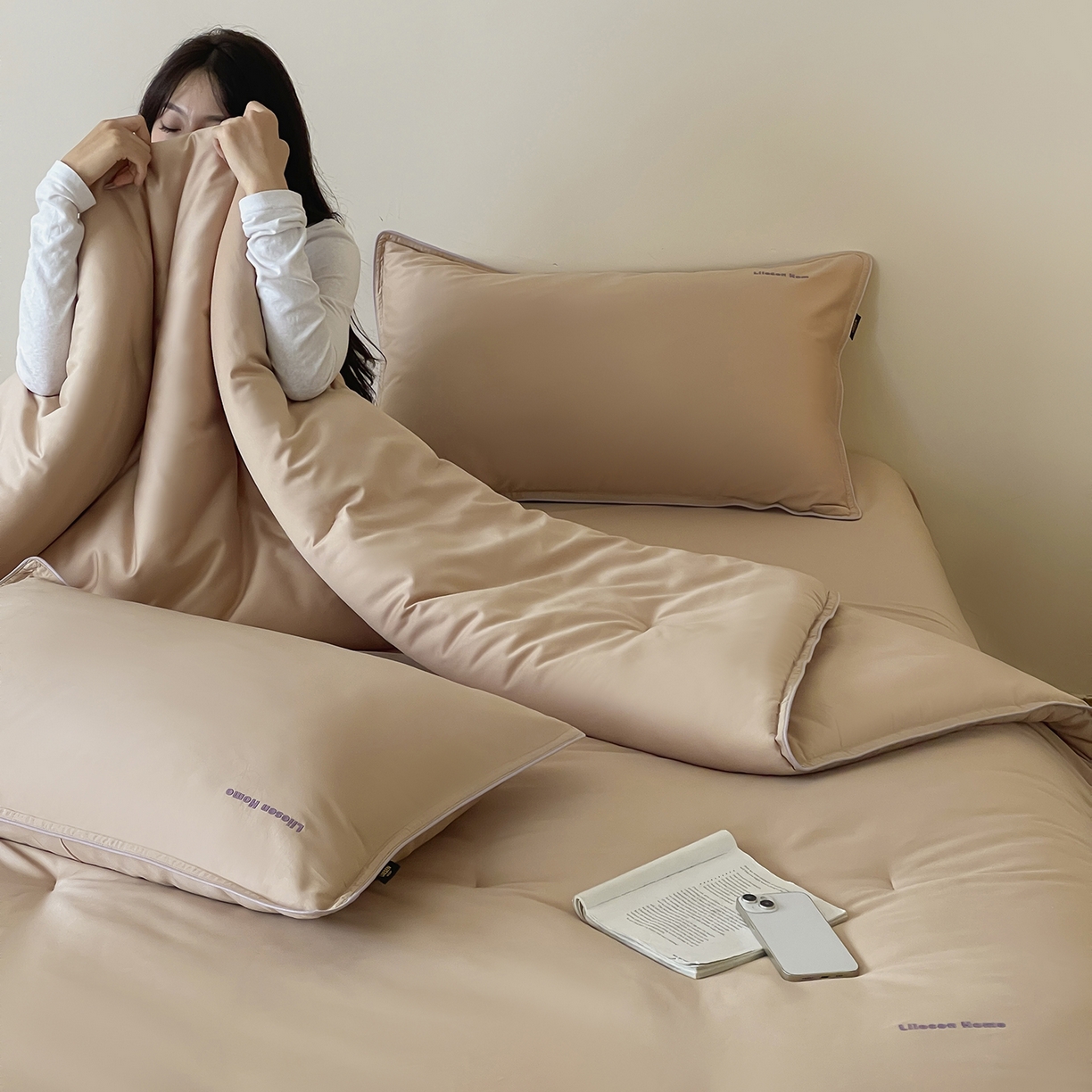 91家纺网 家纺一手货源 找家纺 丽笙被芯 2025新款秋冬亲肤舒适80S超细旦天丝棉微磨毛素色可水洗懒人被-场景二 经典咖