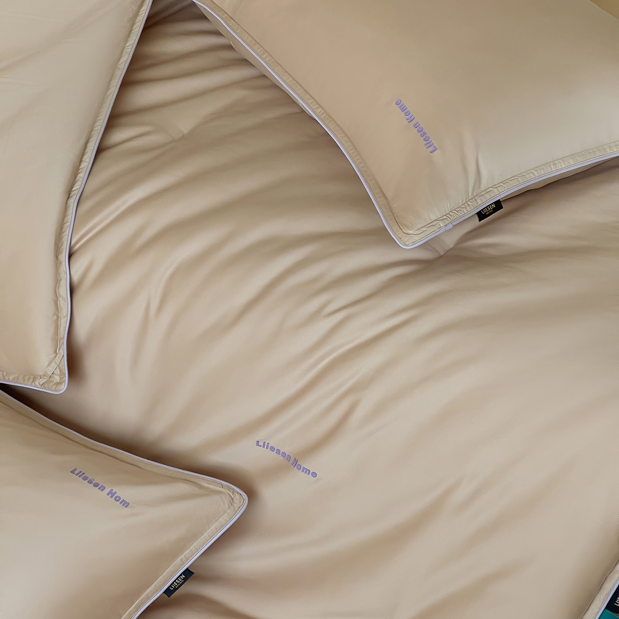 91家纺网 家纺一手货源 找家纺 丽笙被芯 2025新款秋冬亲肤舒适80S超细旦天丝棉微磨毛素色可水洗懒人被-场景二 经典咖