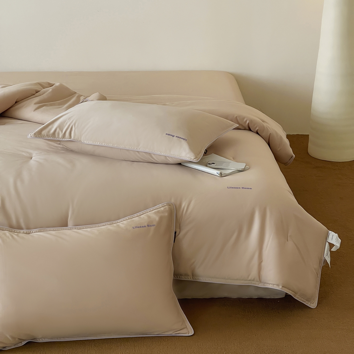 91家纺网 家纺一手货源 找家纺 丽笙被芯 2025新款秋冬亲肤舒适80S超细旦天丝棉微磨毛素色可水洗懒人被-场景二 经典咖