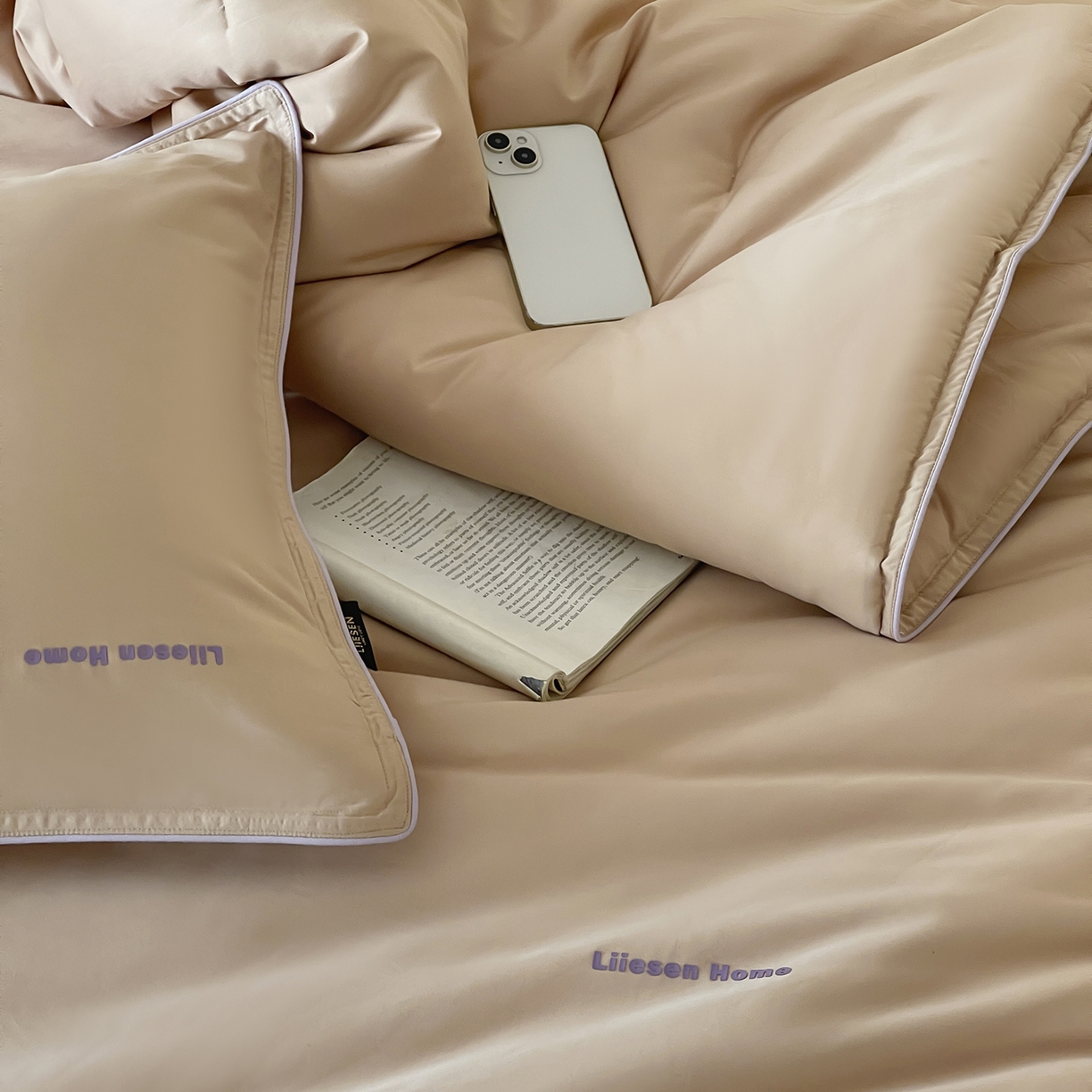 91家纺网 家纺一手货源 找家纺 丽笙被芯 2025新款秋冬亲肤舒适80S超细旦天丝棉微磨毛素色可水洗懒人被-场景二 经典咖