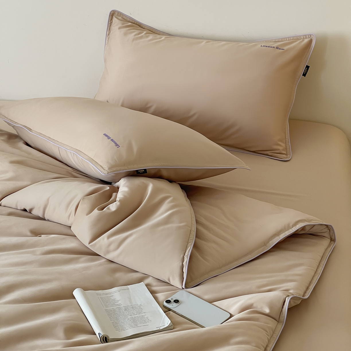 91家纺网 家纺一手货源 找家纺 丽笙被芯 2025新款秋冬亲肤舒适80S超细旦天丝棉微磨毛素色可水洗懒人被-场景二 经典咖