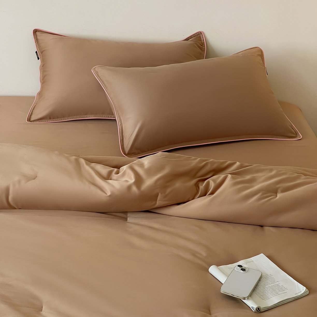 91家纺网 家纺一手货源 找家纺 丽笙被芯 2025新款秋冬亲肤舒适80S超细旦天丝棉微磨毛素色可水洗懒人被-场景二 可可棕