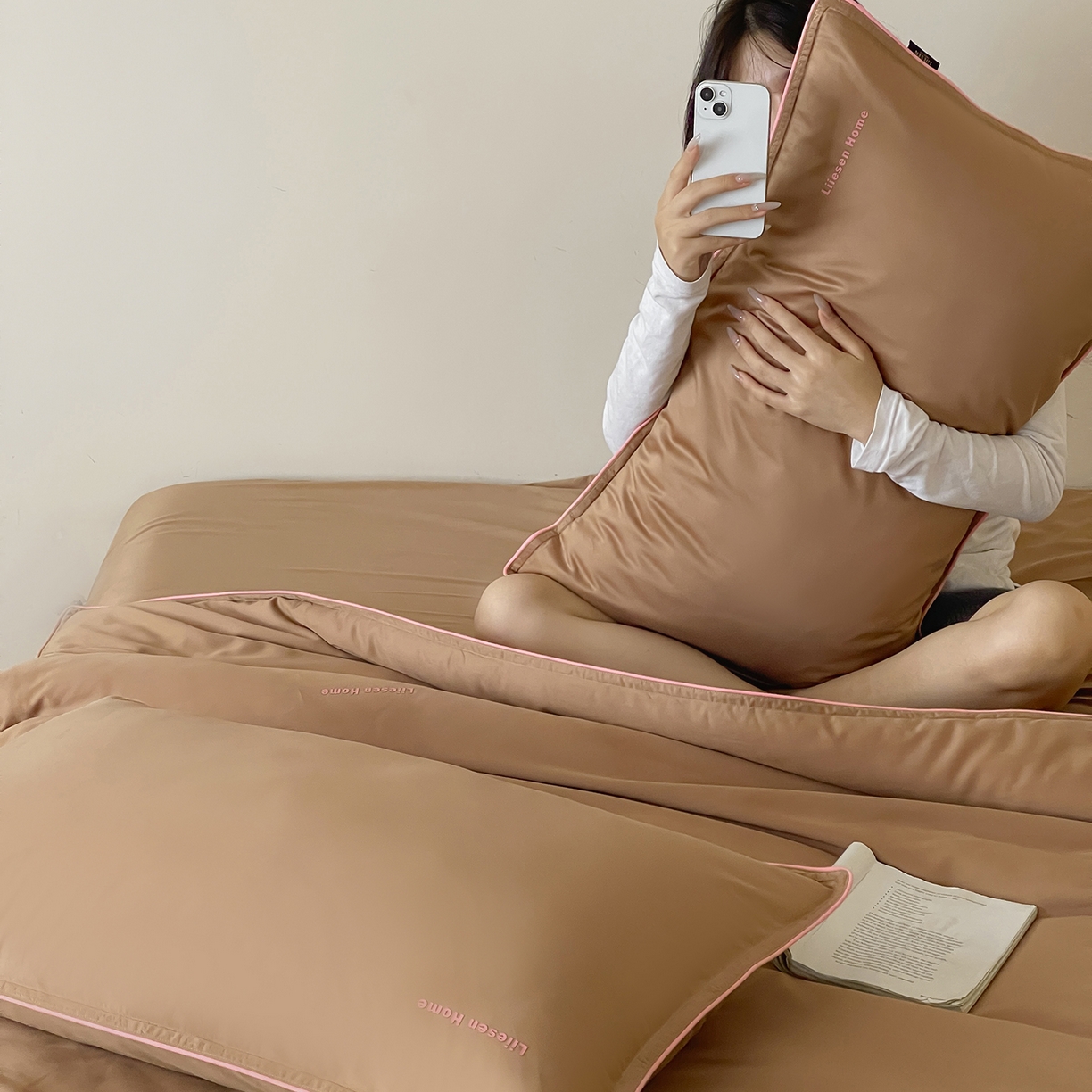 91家纺网 家纺一手货源 找家纺 丽笙被芯 2025新款秋冬亲肤舒适80S超细旦天丝棉微磨毛素色可水洗懒人被-场景二 可可棕