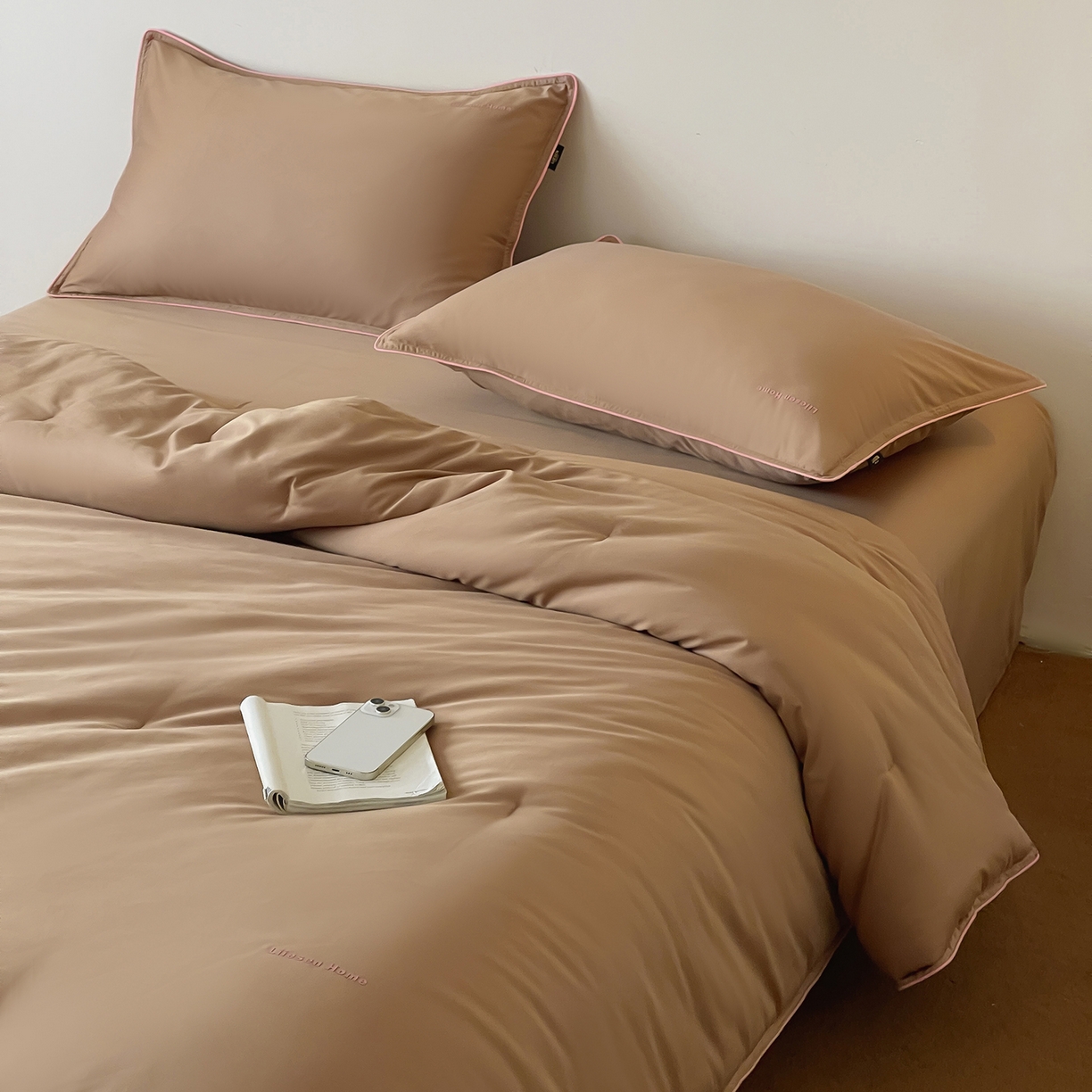 91家纺网 家纺一手货源 找家纺 丽笙被芯 2025新款秋冬亲肤舒适80S超细旦天丝棉微磨毛素色可水洗懒人被-场景二 可可棕