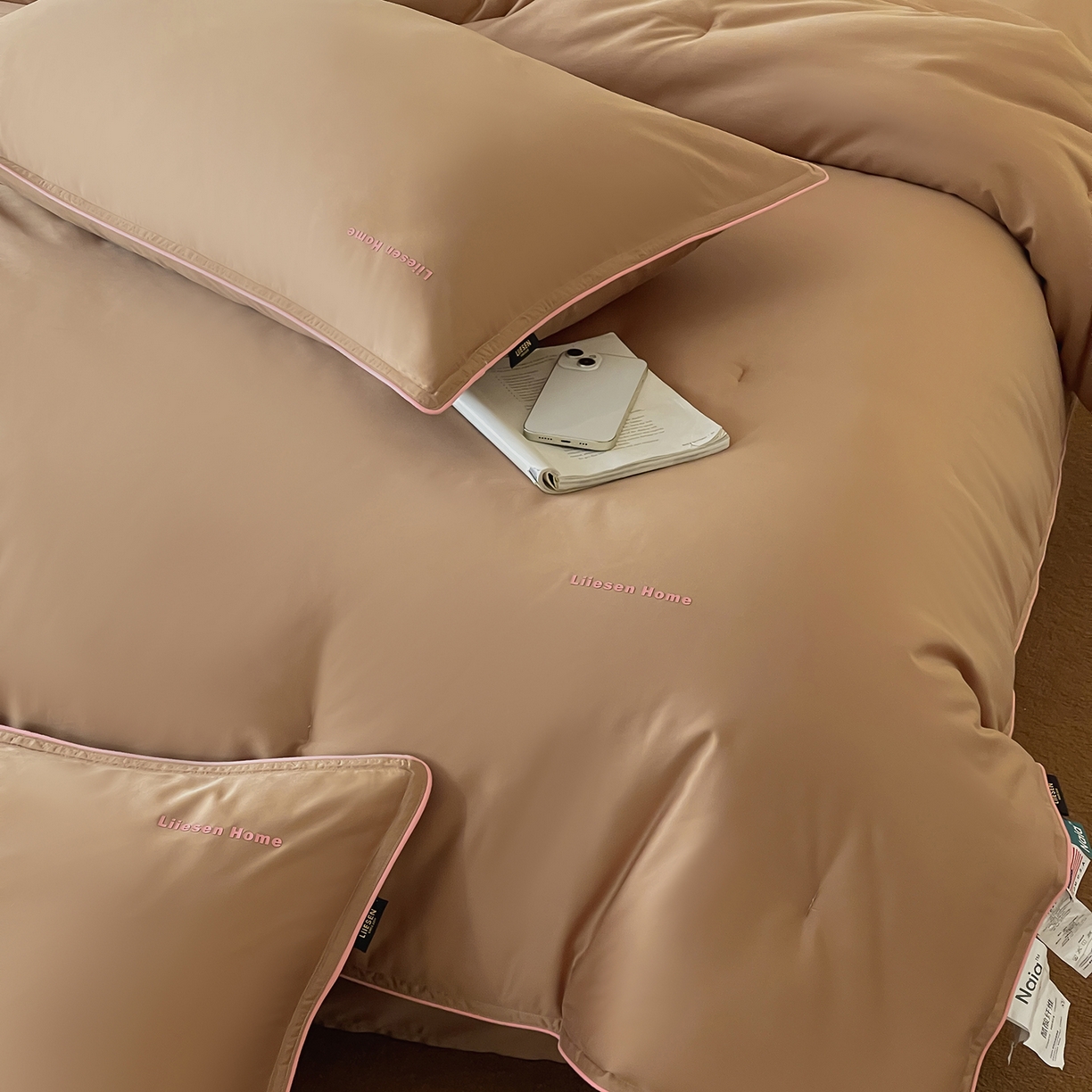 91家纺网 家纺一手货源 找家纺 丽笙被芯 2025新款秋冬亲肤舒适80S超细旦天丝棉微磨毛素色可水洗懒人被-场景二 可可棕