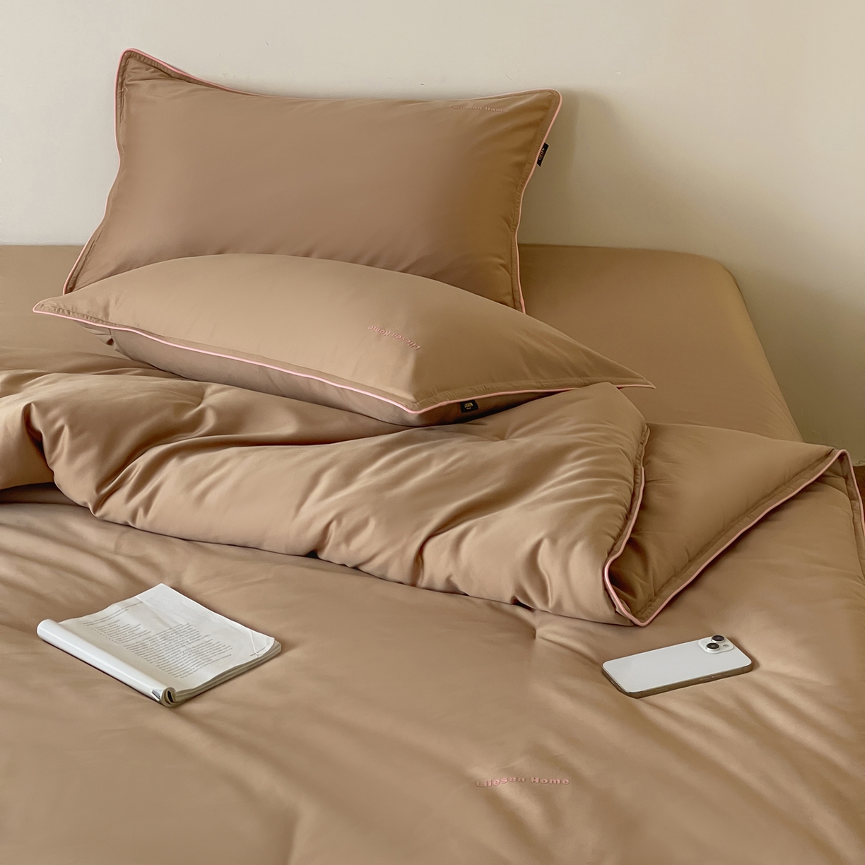 91家纺网 家纺一手货源 找家纺 丽笙被芯 2025新款秋冬亲肤舒适80S超细旦天丝棉微磨毛素色可水洗懒人被-场景二 可可棕