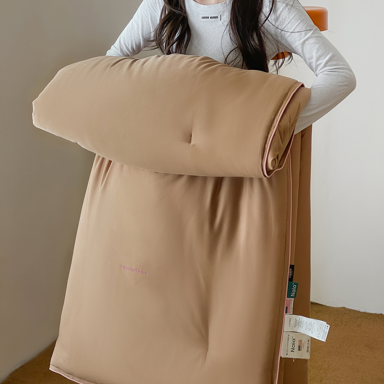 91家纺网 家纺一手货源 找家纺 丽笙被芯 2025新款秋冬亲肤舒适80S超细旦天丝棉微磨毛素色可水洗懒人被-场景二 可可棕