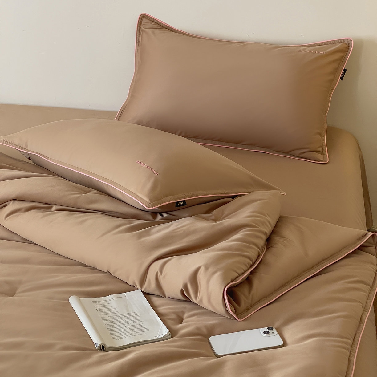 91家纺网 家纺一手货源 找家纺 丽笙被芯 2025新款秋冬亲肤舒适80S超细旦天丝棉微磨毛素色可水洗懒人被-场景二 可可棕