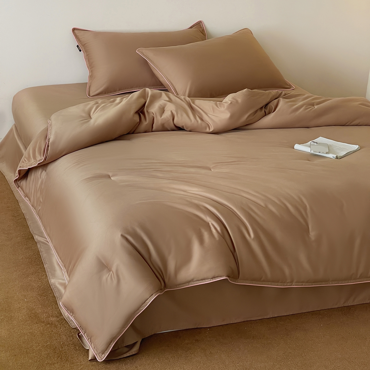 91家纺网 家纺一手货源 找家纺 丽笙被芯 2025新款秋冬亲肤舒适80S超细旦天丝棉微磨毛素色可水洗懒人被-场景二 可可棕