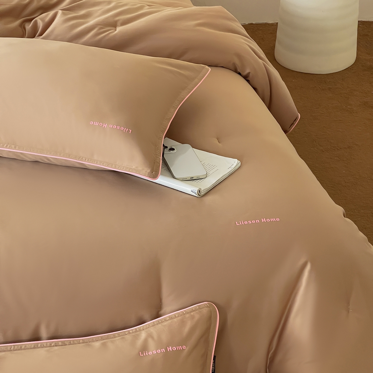 91家纺网 家纺一手货源 找家纺 丽笙被芯 2025新款秋冬亲肤舒适80S超细旦天丝棉微磨毛素色可水洗懒人被-场景二 可可棕