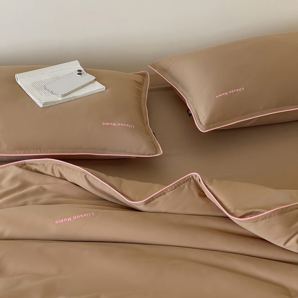 91家纺网 家纺一手货源 找家纺 丽笙被芯 2025新款秋冬亲肤舒适80S超细旦天丝棉微磨毛素色可水洗懒人被-场景二 可可棕