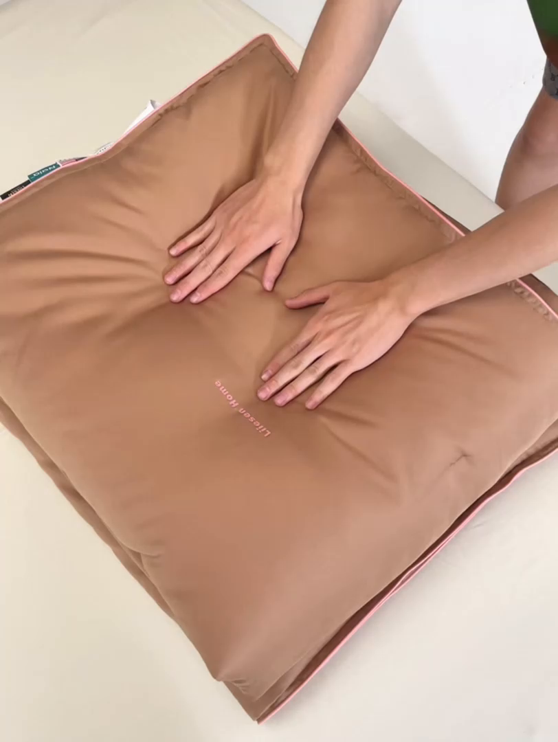 91家纺网 家纺一手货源 找家纺 丽笙被芯 2025新款秋冬亲肤舒适80S超细旦天丝棉微磨毛素色可水洗懒人被-场景二 可可棕