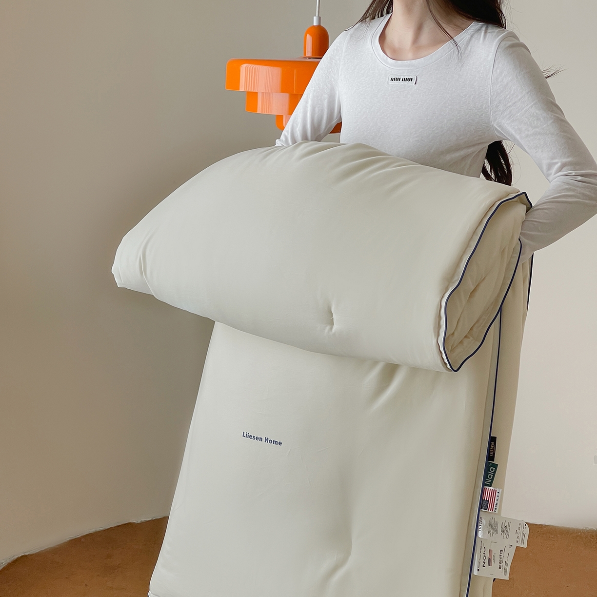 91家纺网 家纺一手货源 找家纺 丽笙被芯 2025新款秋冬亲肤舒适80S超细旦天丝棉微磨毛素色可水洗懒人被-场景二 牡蛎白