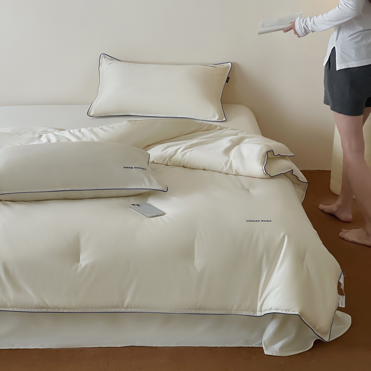 91家纺网 家纺一手货源 找家纺 丽笙被芯 2025新款秋冬亲肤舒适80S超细旦天丝棉微磨毛素色可水洗懒人被-场景二 牡蛎白