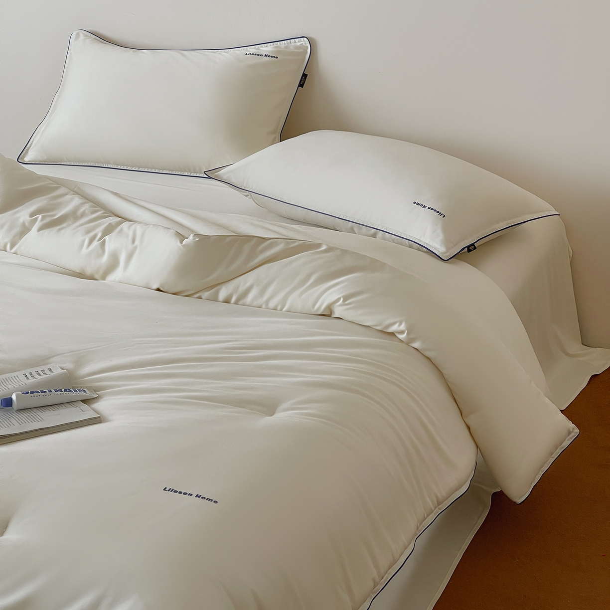 91家纺网 家纺一手货源 找家纺 丽笙被芯 2025新款秋冬亲肤舒适80S超细旦天丝棉微磨毛素色可水洗懒人被-场景二 牡蛎白