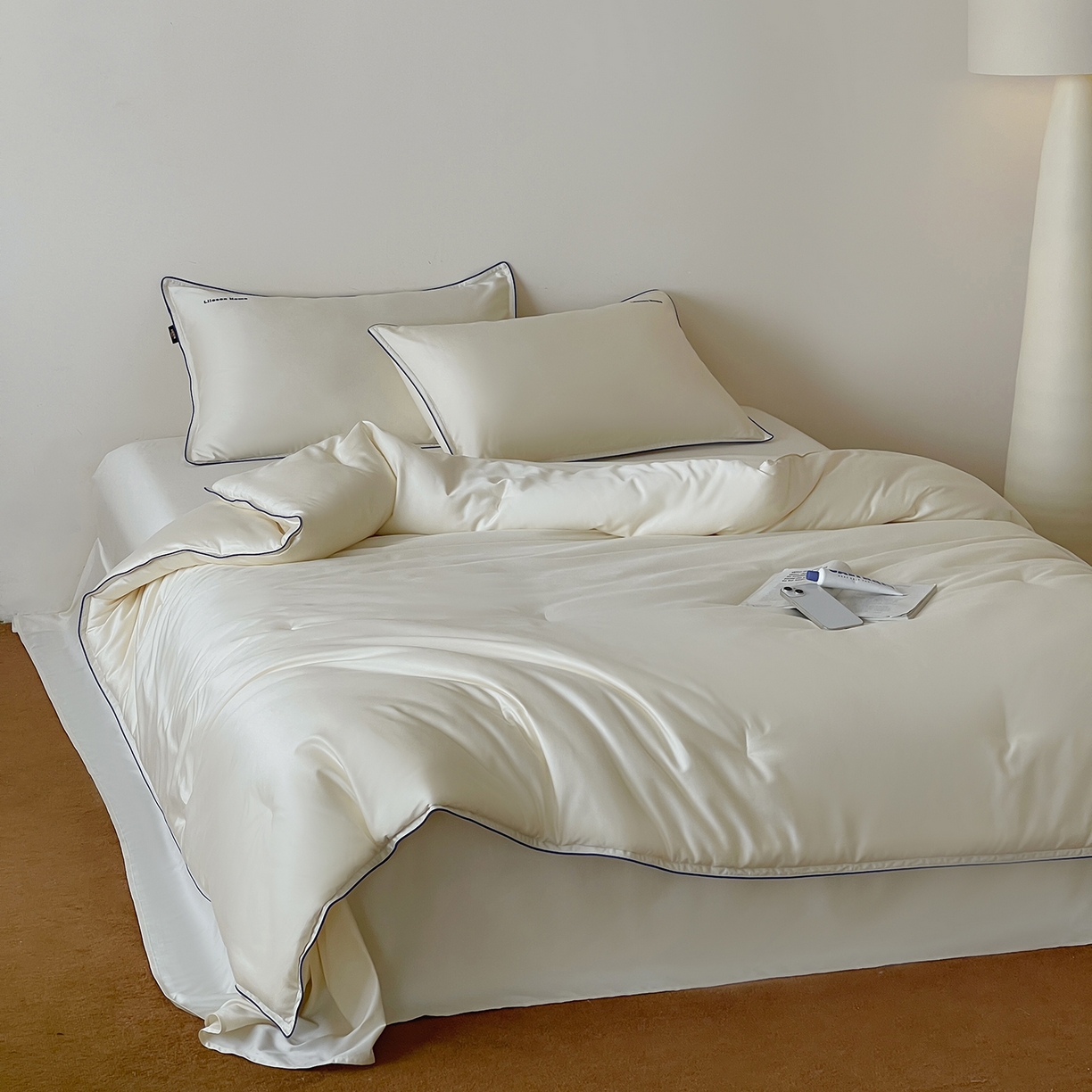 91家纺网 家纺一手货源 找家纺 丽笙被芯 2025新款秋冬亲肤舒适80S超细旦天丝棉微磨毛素色可水洗懒人被-场景二 牡蛎白