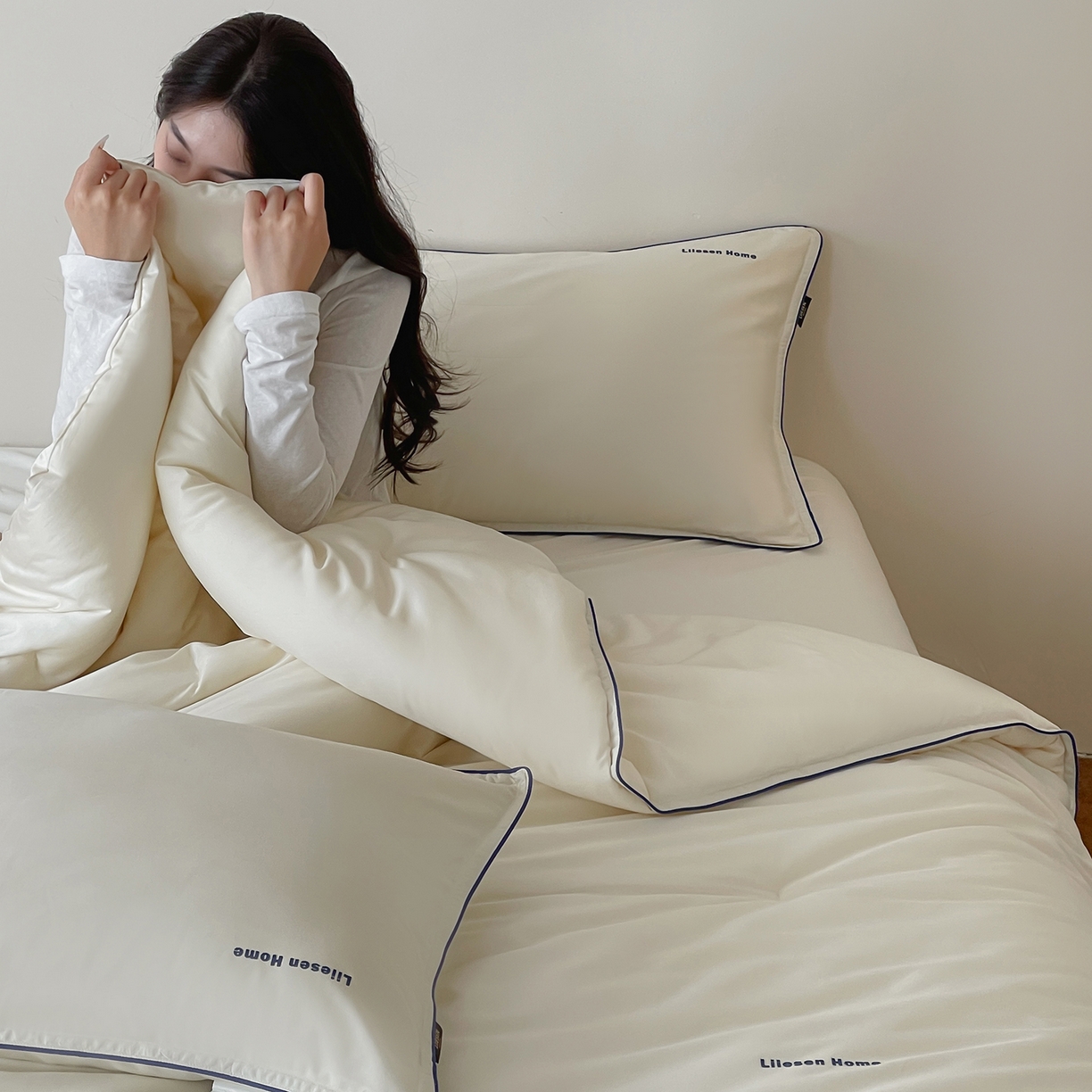 91家纺网 家纺一手货源 找家纺 丽笙被芯 2025新款秋冬亲肤舒适80S超细旦天丝棉微磨毛素色可水洗懒人被-场景二 牡蛎白