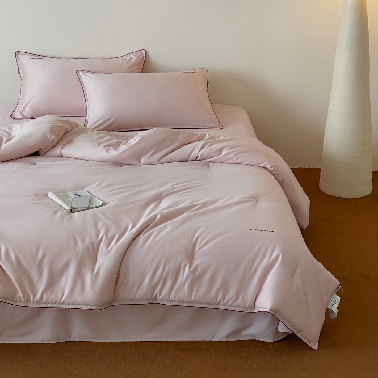 91家纺网 家纺一手货源 找家纺 丽笙被芯 2025新款秋冬亲肤舒适80S超细旦天丝棉微磨毛素色可水洗懒人被-场景二 日光粉