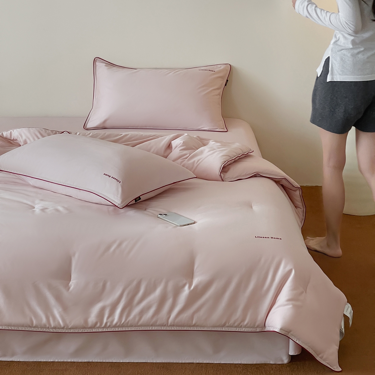 91家纺网 家纺一手货源 找家纺 丽笙被芯 2025新款秋冬亲肤舒适80S超细旦天丝棉微磨毛素色可水洗懒人被-场景二 日光粉