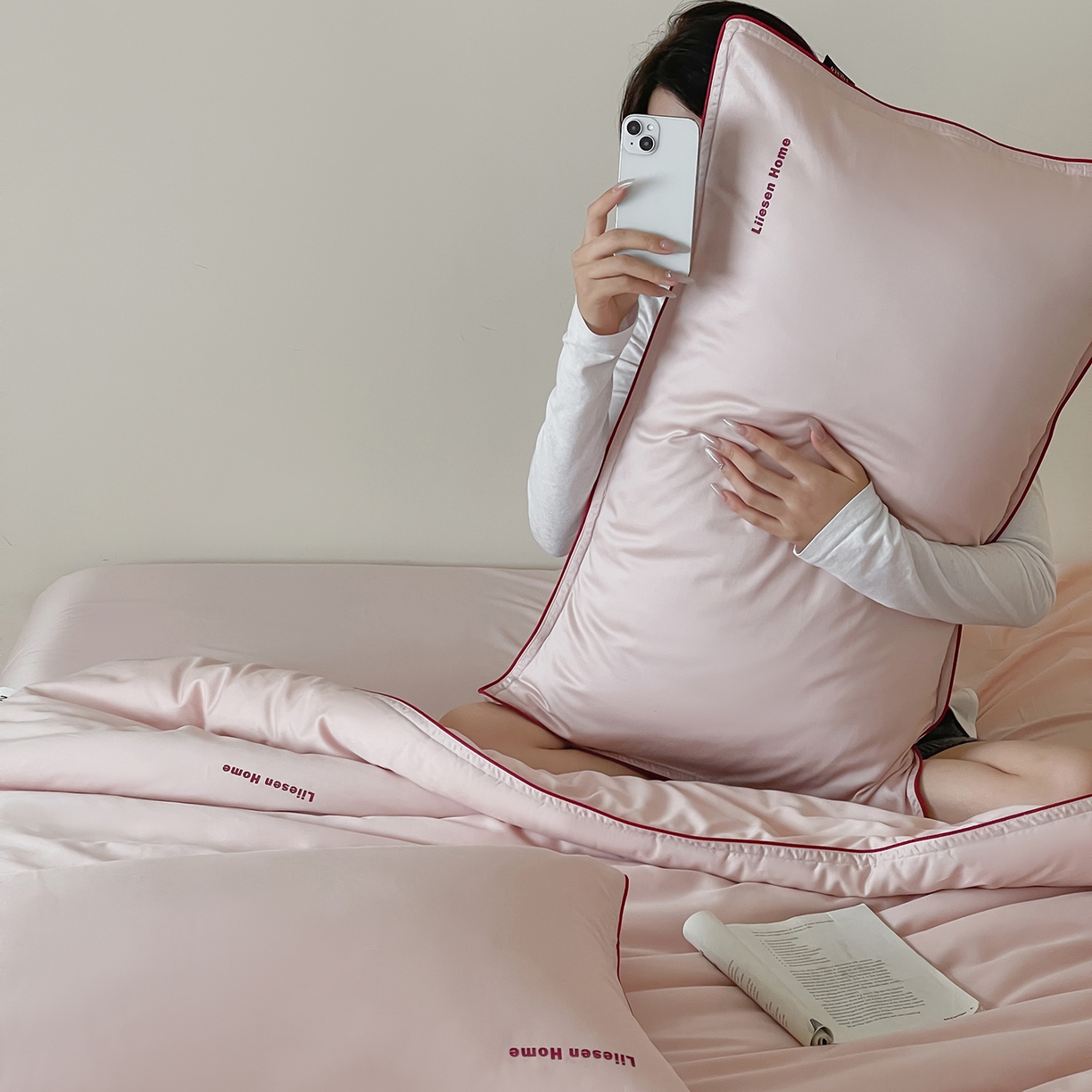 91家纺网 家纺一手货源 找家纺 丽笙被芯 2025新款秋冬亲肤舒适80S超细旦天丝棉微磨毛素色可水洗懒人被-场景二 日光粉