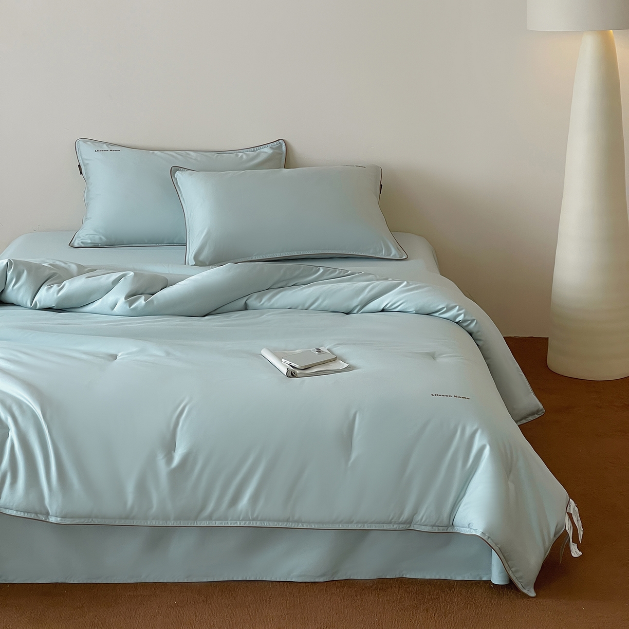 91家纺网 家纺一手货源 找家纺 丽笙被芯 2025新款秋冬亲肤舒适80S超细旦天丝棉微磨毛素色可水洗懒人被-场景二 陶瓷蓝