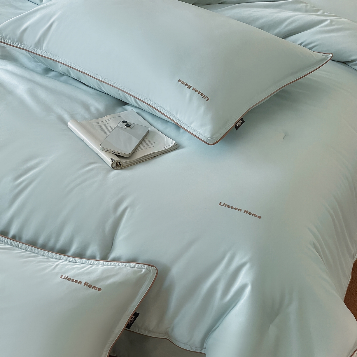 91家纺网 家纺一手货源 找家纺 丽笙被芯 2025新款秋冬亲肤舒适80S超细旦天丝棉微磨毛素色可水洗懒人被-场景二 陶瓷蓝