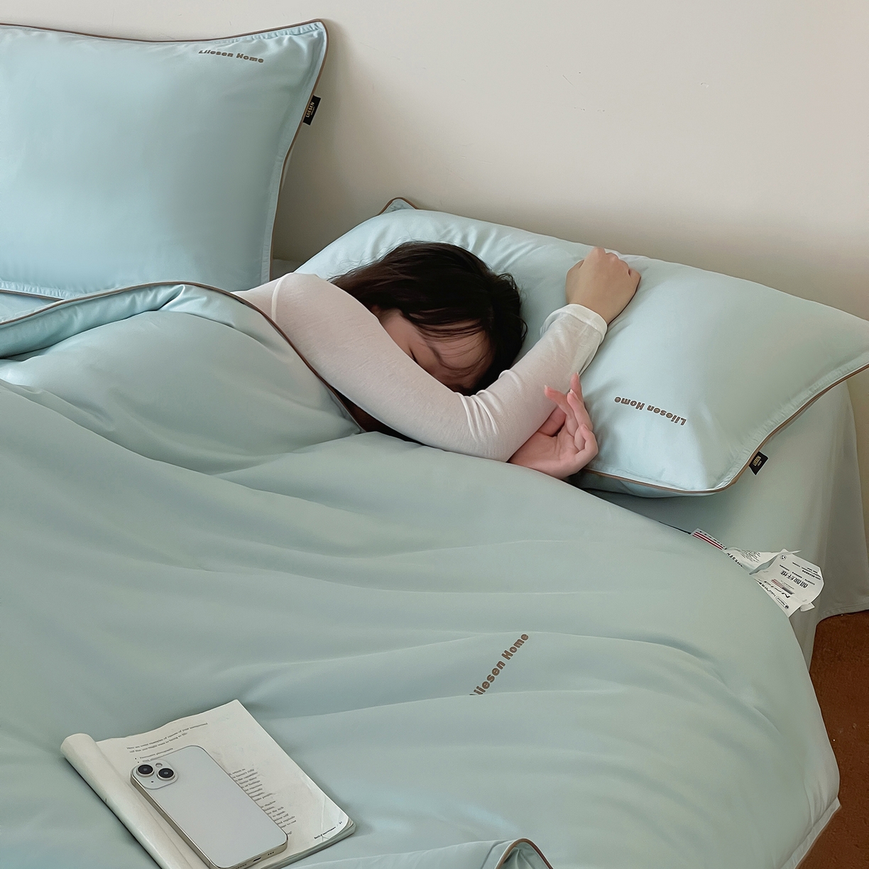 91家纺网 家纺一手货源 找家纺 丽笙被芯 2025新款秋冬亲肤舒适80S超细旦天丝棉微磨毛素色可水洗懒人被-场景二 陶瓷蓝