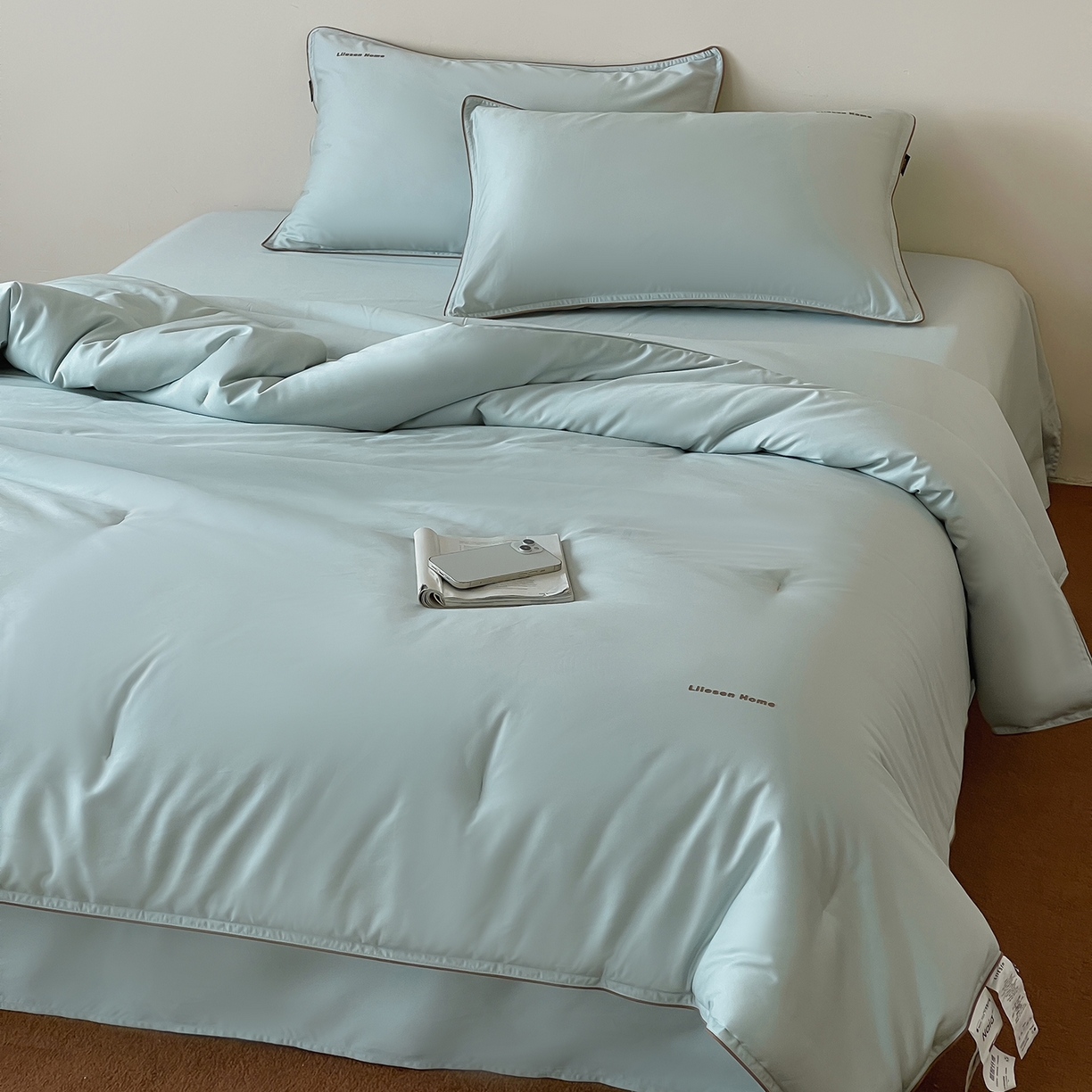 91家纺网 家纺一手货源 找家纺 丽笙被芯 2025新款秋冬亲肤舒适80S超细旦天丝棉微磨毛素色可水洗懒人被-场景二 陶瓷蓝