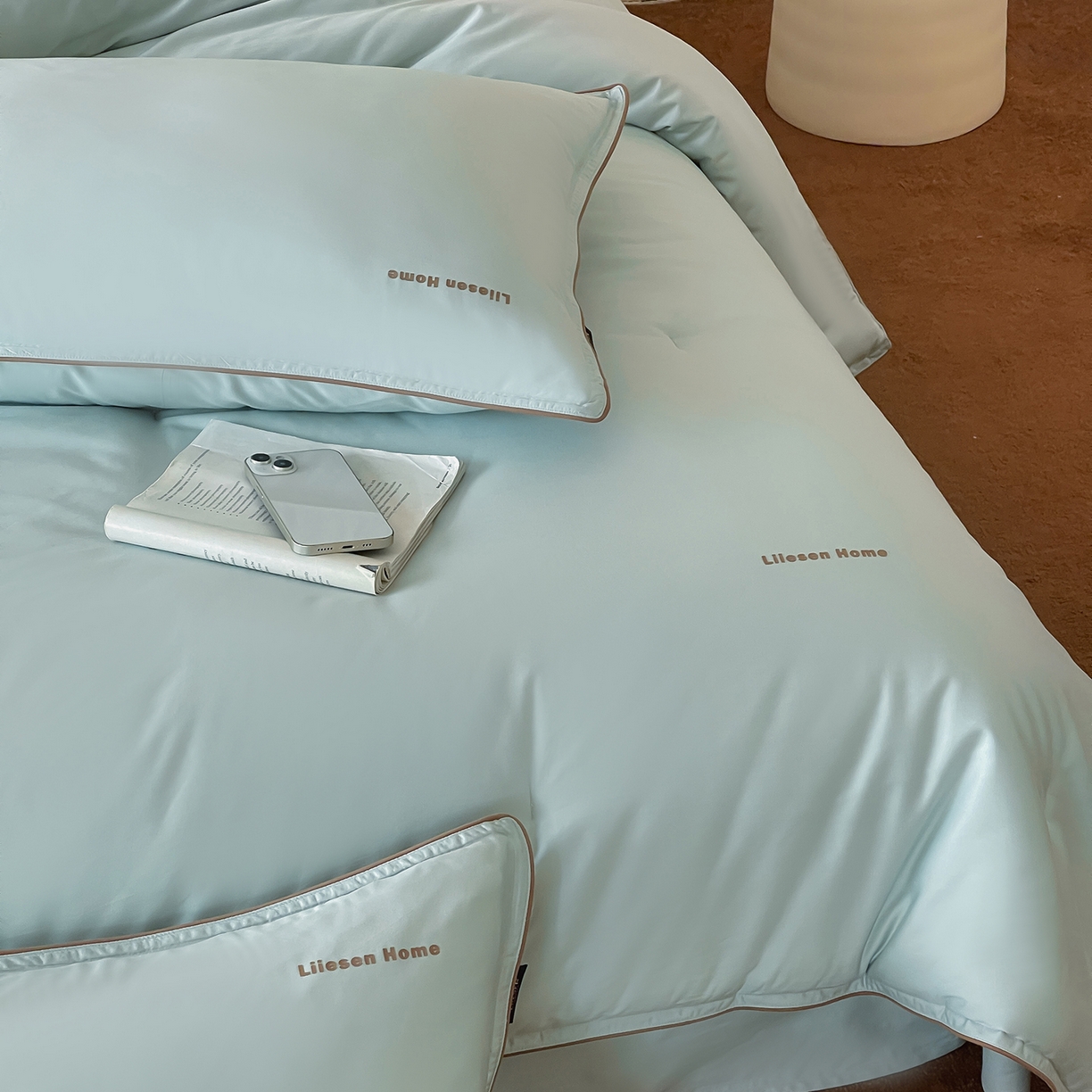 91家纺网 家纺一手货源 找家纺 丽笙被芯 2025新款秋冬亲肤舒适80S超细旦天丝棉微磨毛素色可水洗懒人被-场景二 陶瓷蓝