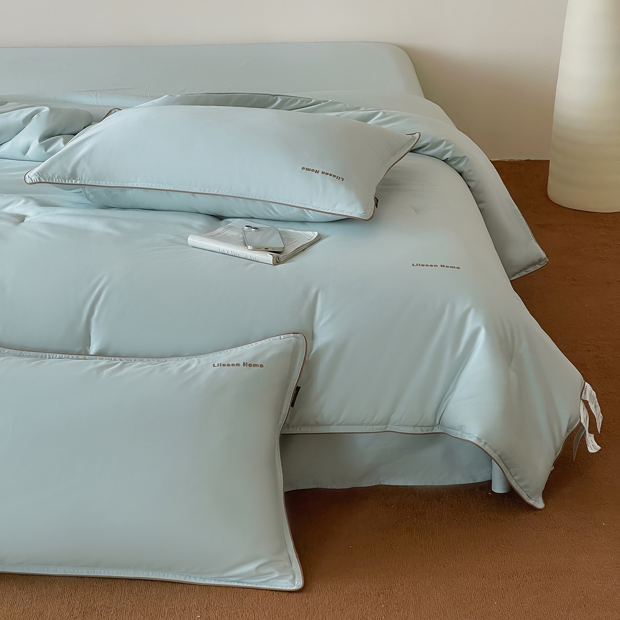 91家纺网 家纺一手货源 找家纺 丽笙被芯 2025新款秋冬亲肤舒适80S超细旦天丝棉微磨毛素色可水洗懒人被-场景二 陶瓷蓝