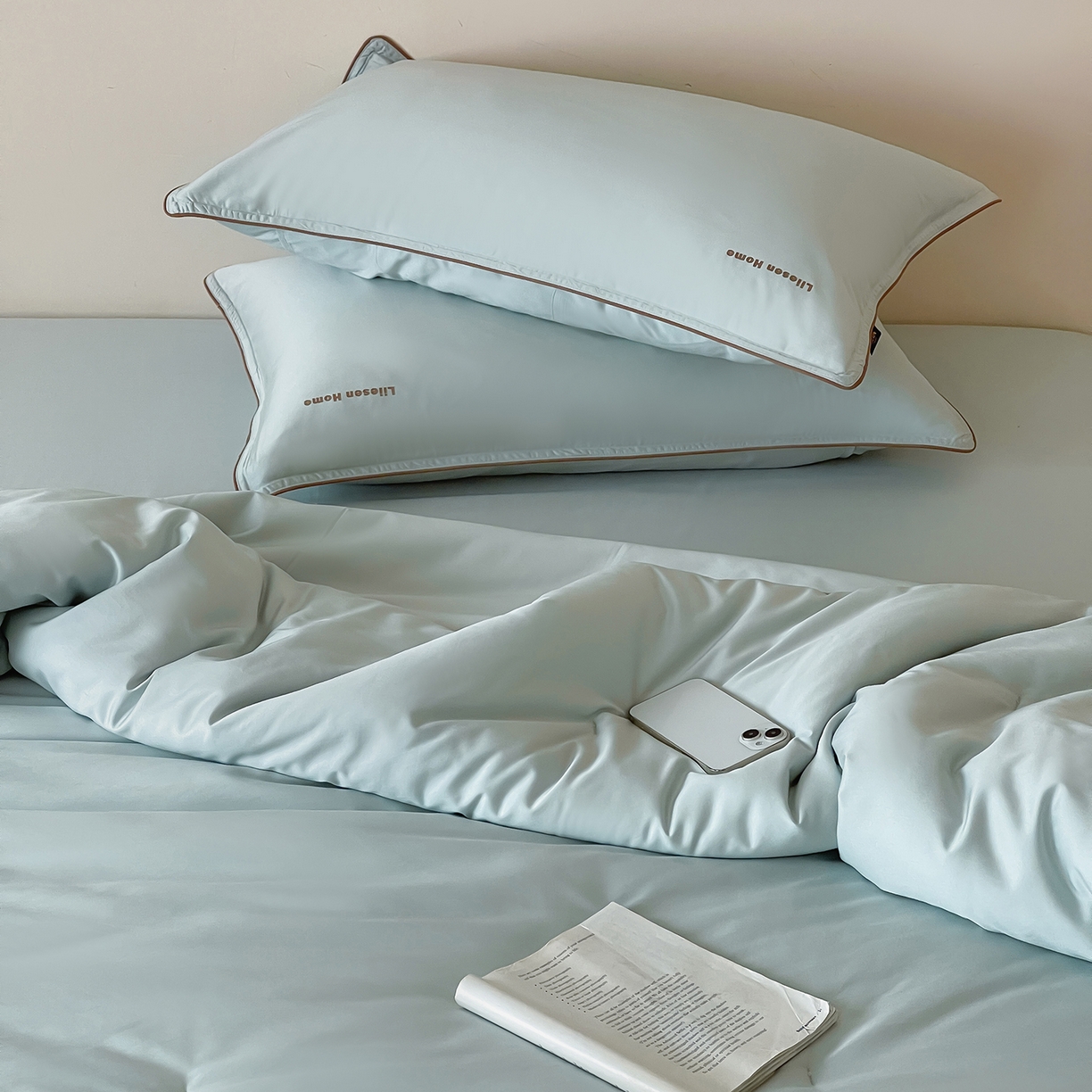 91家纺网 家纺一手货源 找家纺 丽笙被芯 2025新款秋冬亲肤舒适80S超细旦天丝棉微磨毛素色可水洗懒人被-场景二 陶瓷蓝