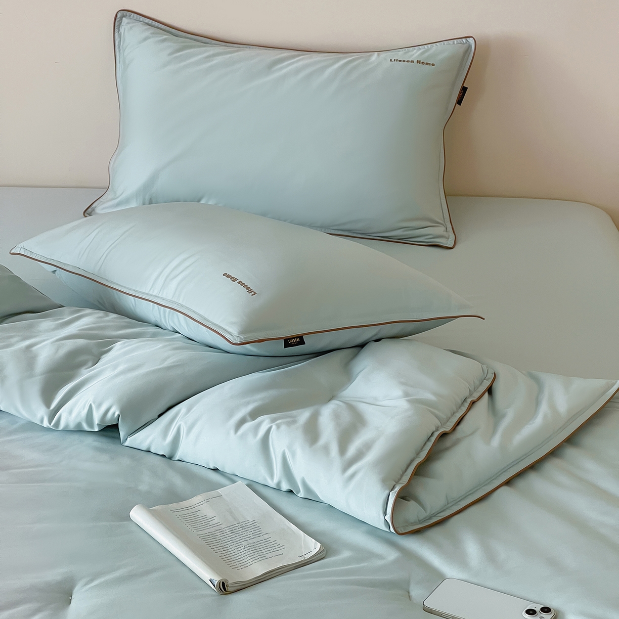 91家纺网 家纺一手货源 找家纺 丽笙被芯 2025新款秋冬亲肤舒适80S超细旦天丝棉微磨毛素色可水洗懒人被-场景二 陶瓷蓝