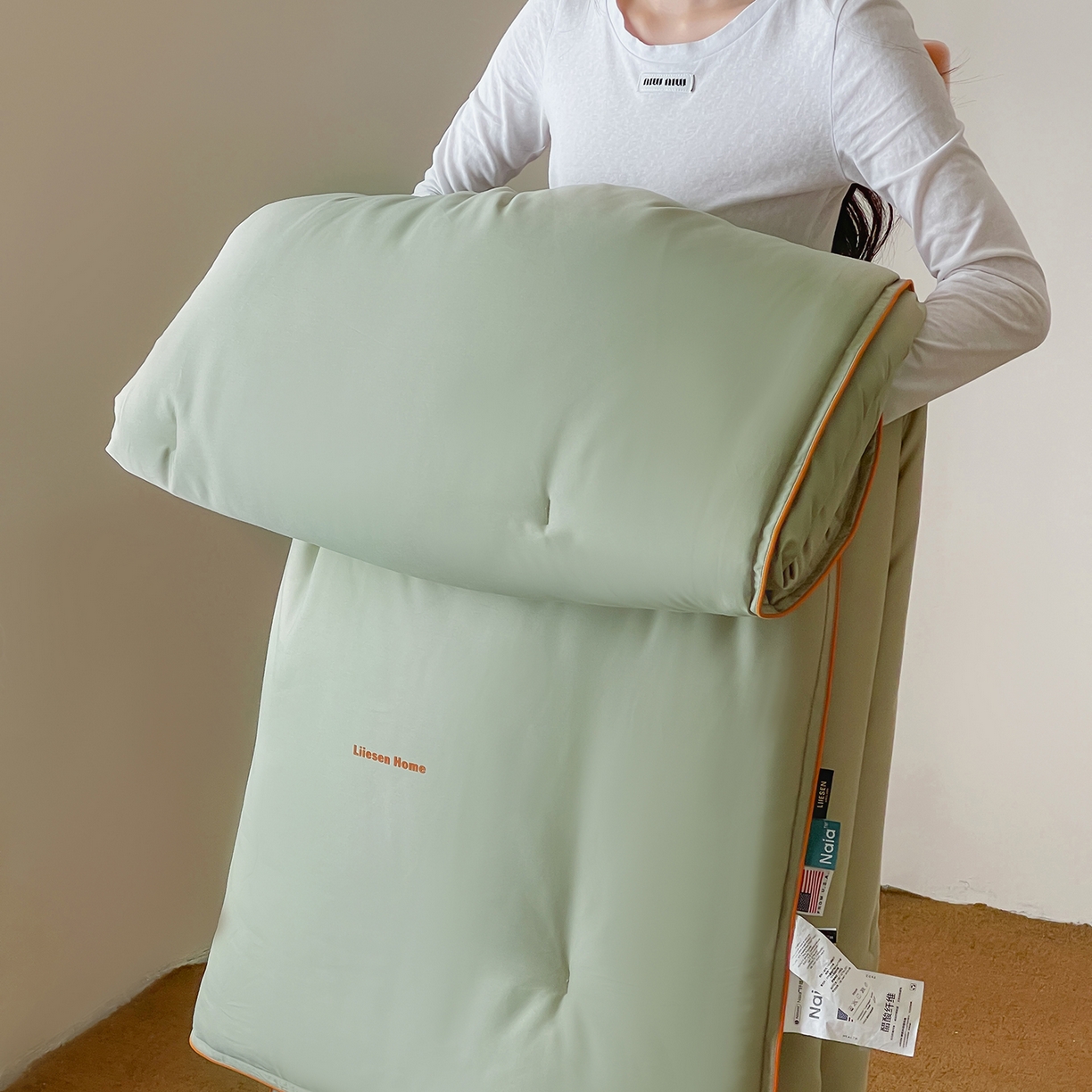 91家纺网 家纺一手货源 找家纺 丽笙被芯 2025新款秋冬亲肤舒适80S超细旦天丝棉微磨毛素色可水洗懒人被-场景二 香松绿