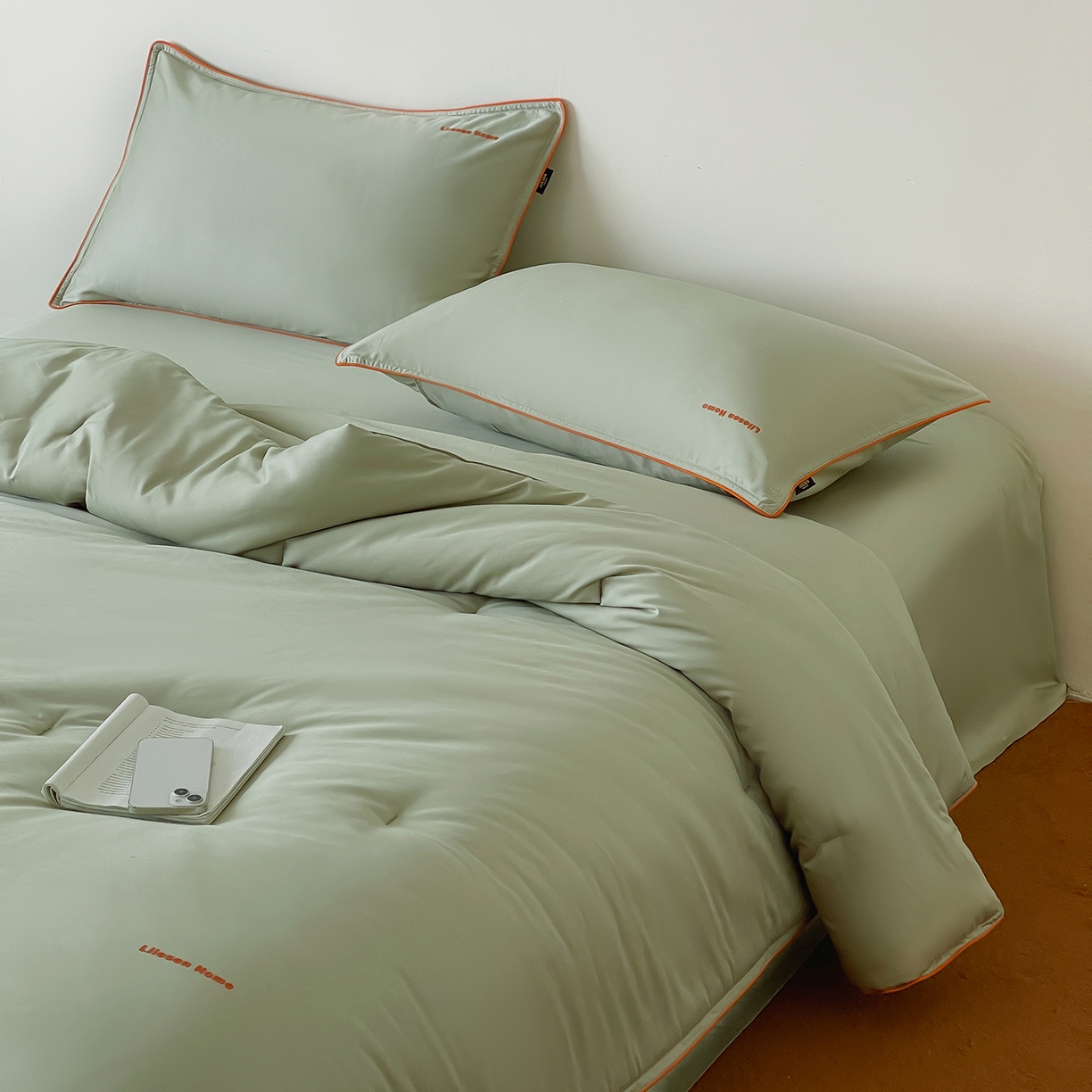 91家纺网 家纺一手货源 找家纺 丽笙被芯 2025新款秋冬亲肤舒适80S超细旦天丝棉微磨毛素色可水洗懒人被-场景二 香松绿