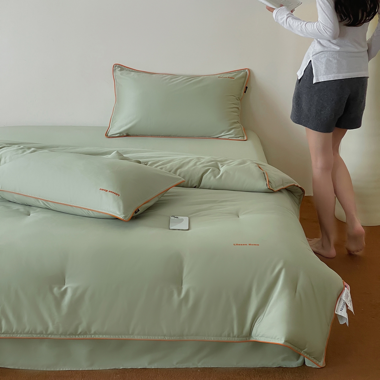 91家纺网 家纺一手货源 找家纺 丽笙被芯 2025新款秋冬亲肤舒适80S超细旦天丝棉微磨毛素色可水洗懒人被-场景二 香松绿