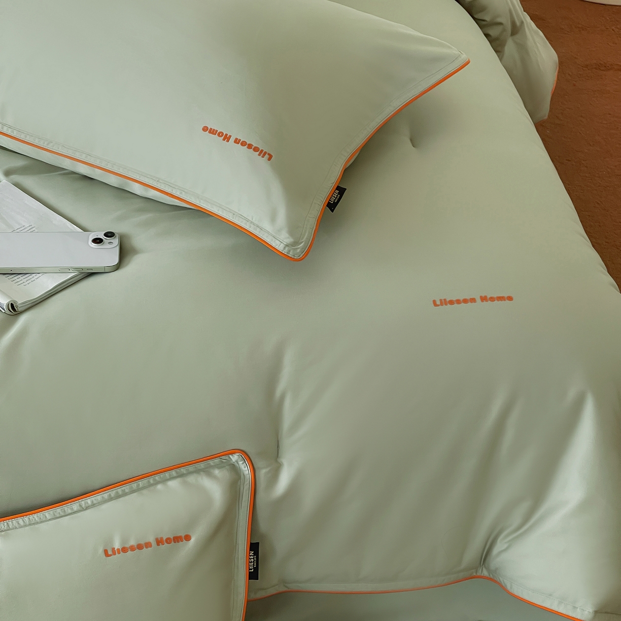 91家纺网 家纺一手货源 找家纺 丽笙被芯 2025新款秋冬亲肤舒适80S超细旦天丝棉微磨毛素色可水洗懒人被-场景二 香松绿