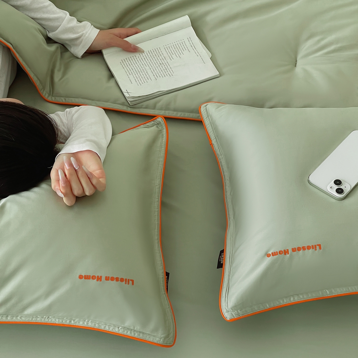 91家纺网 家纺一手货源 找家纺 丽笙被芯 2025新款秋冬亲肤舒适80S超细旦天丝棉微磨毛素色可水洗懒人被-场景二 香松绿