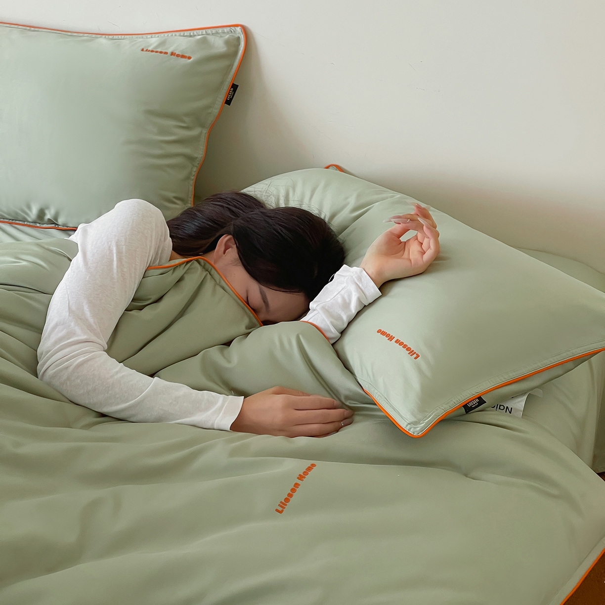 91家纺网 家纺一手货源 找家纺 丽笙被芯 2025新款秋冬亲肤舒适80S超细旦天丝棉微磨毛素色可水洗懒人被-场景二 香松绿