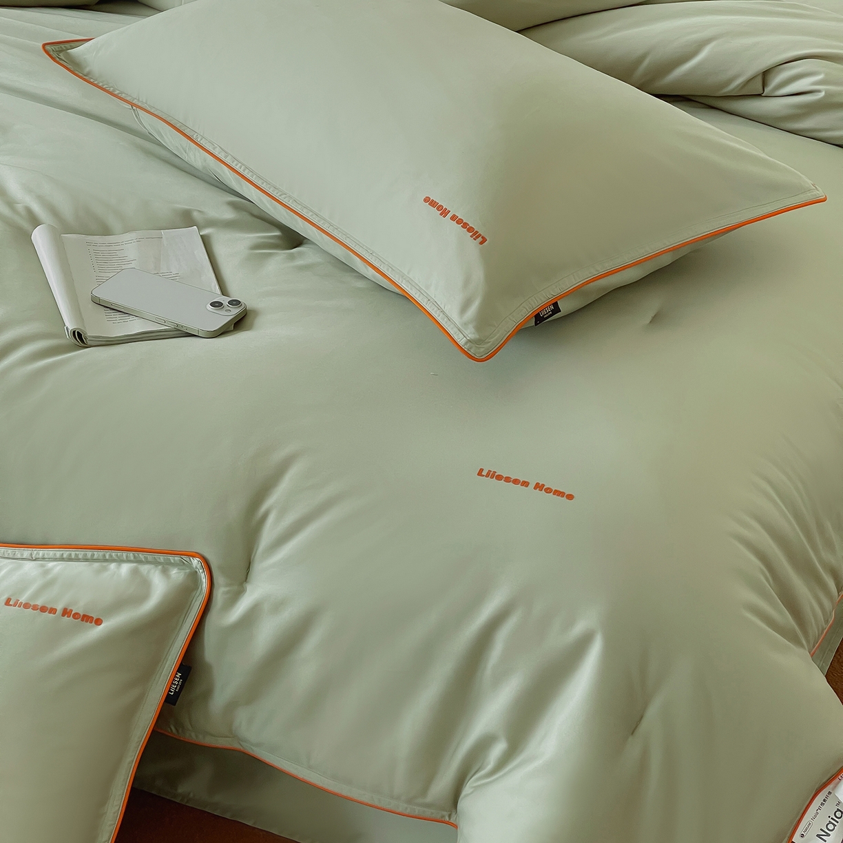 91家纺网 家纺一手货源 找家纺 丽笙被芯 2025新款秋冬亲肤舒适80S超细旦天丝棉微磨毛素色可水洗懒人被-场景二 香松绿