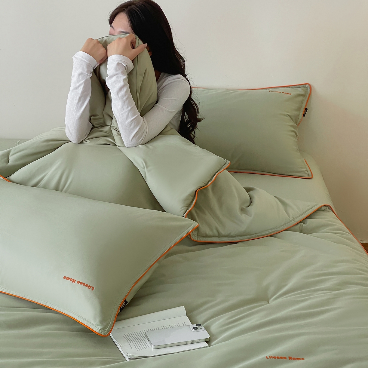 91家纺网 家纺一手货源 找家纺 丽笙被芯 2025新款秋冬亲肤舒适80S超细旦天丝棉微磨毛素色可水洗懒人被-场景二 香松绿