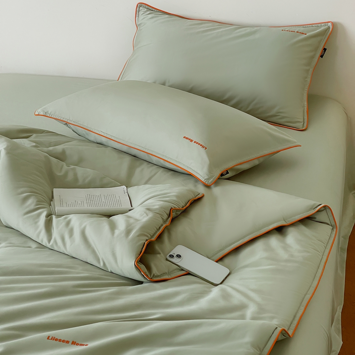 91家纺网 家纺一手货源 找家纺 丽笙被芯 2025新款秋冬亲肤舒适80S超细旦天丝棉微磨毛素色可水洗懒人被-场景二 香松绿