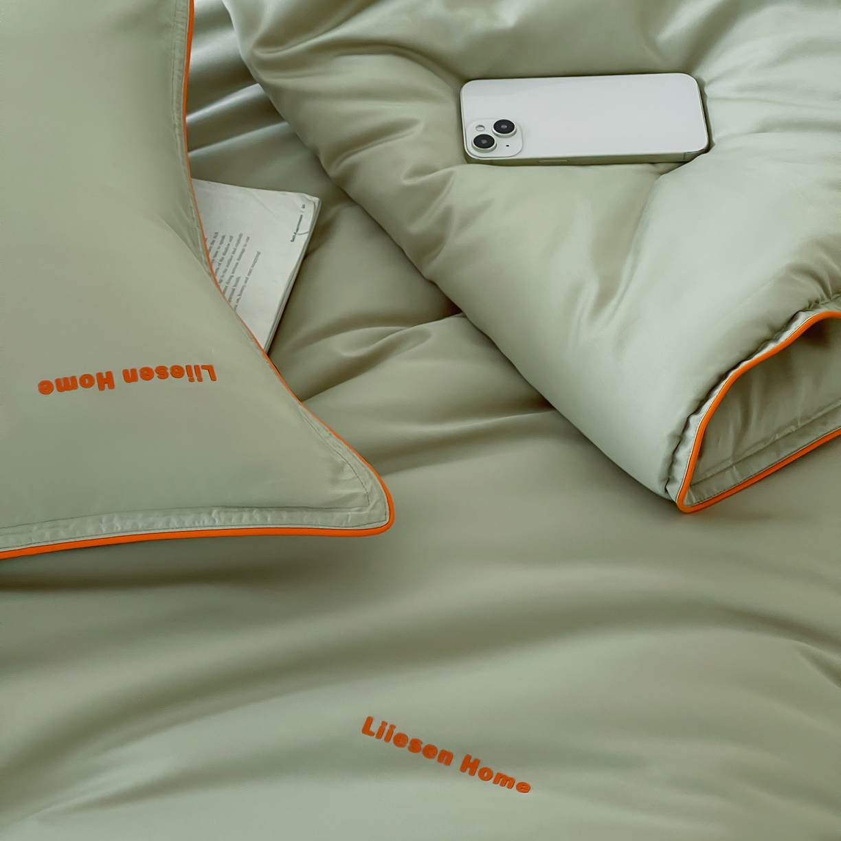 91家纺网 家纺一手货源 找家纺 丽笙被芯 2025新款秋冬亲肤舒适80S超细旦天丝棉微磨毛素色可水洗懒人被-场景二 香松绿