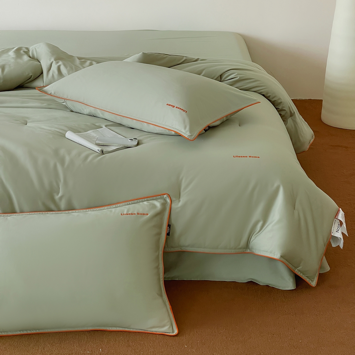 91家纺网 家纺一手货源 找家纺 丽笙被芯 2025新款秋冬亲肤舒适80S超细旦天丝棉微磨毛素色可水洗懒人被-场景二 香松绿