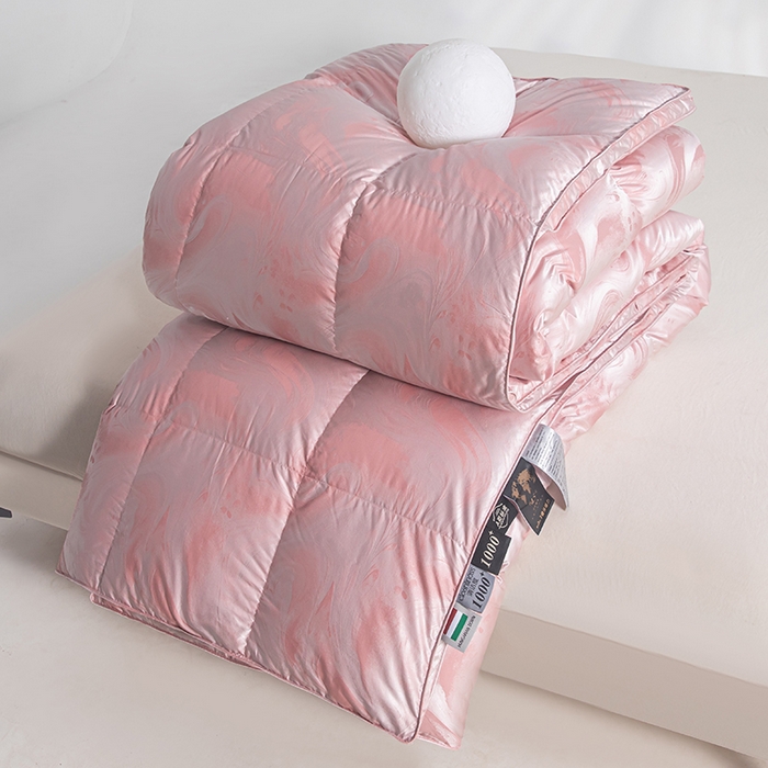 91家纺网 家纺一手货源 找家纺 华盛羽绒被壳 2025新款高端贡缎提花单层羽绒被壳 飘颜粉