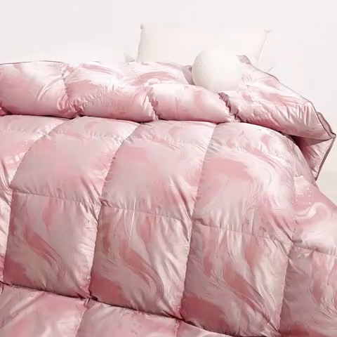 91家纺网 家纺一手货源 找家纺 华盛羽绒被壳 2025新款高端贡缎提花单层羽绒被壳 飘颜粉